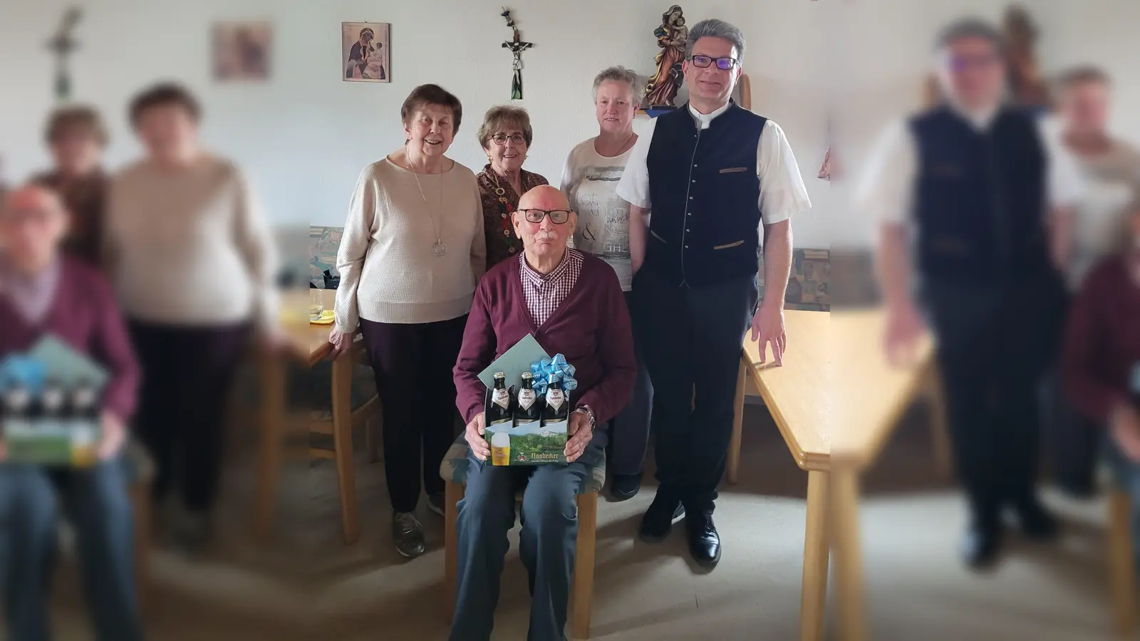 Das wiedergewählte Vorstandsteam der KAB mit Präses und dem verabschiedeten Kassier. V. l. n. r.: Rosina Birner, Hermine Knauer, Wolfgang Eling, Maria Losch, Michael Jakob.  (Bild: Anna Maria Schafbauer)