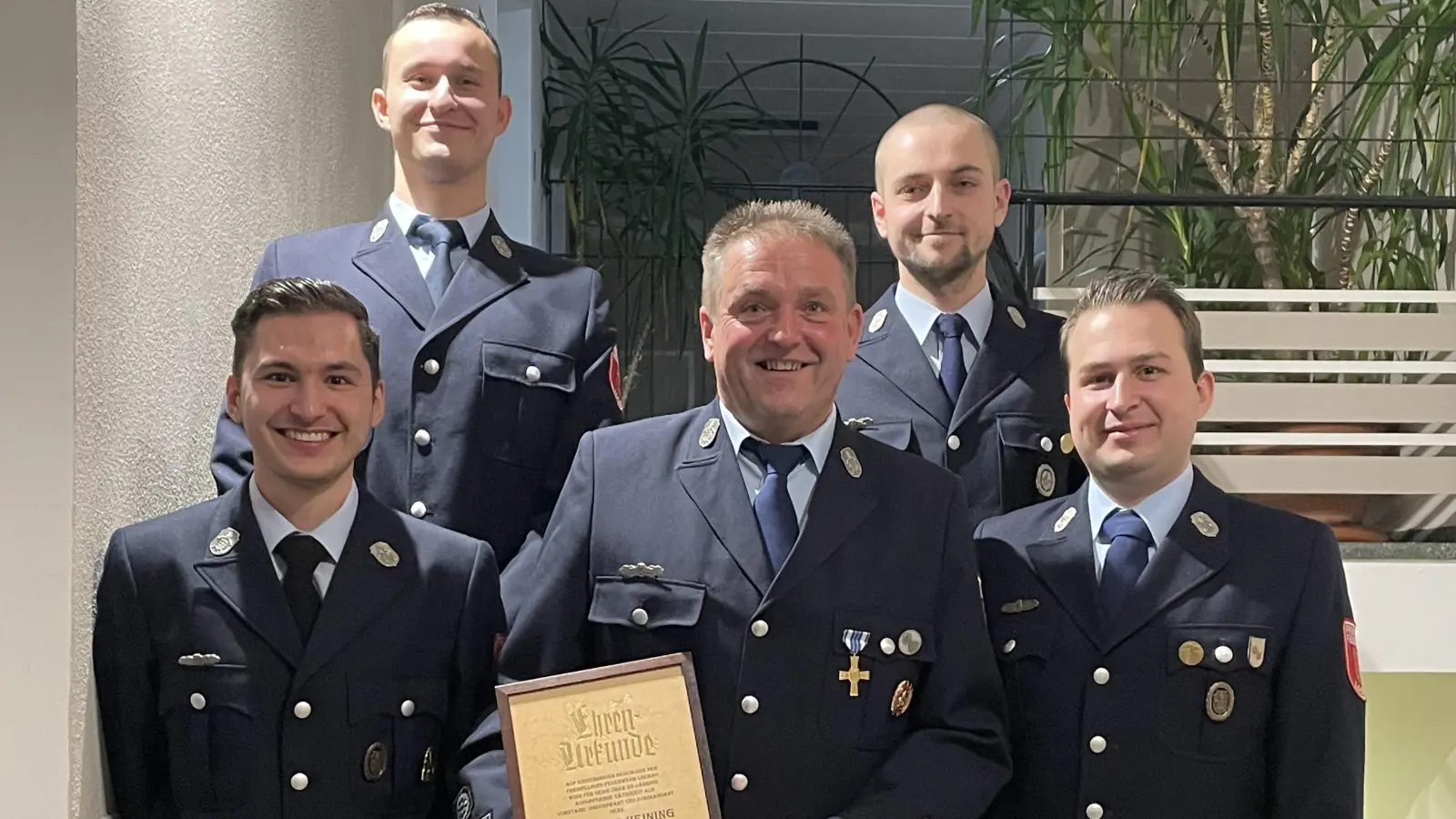 Auf dem Bild vorne in der Mitte Andreas Heining Ehrenkommandant der FFW Lochau, rechts neben ihn 1. Kommandant Nico Spörl, links daneben sein Stellvertreter Luca Spörl, dahinter die beiden Vorsitzende Michael Heinl und Alexander Heining. (Bild: Alexander Hörl)