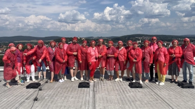 Eine Gruppe des Frauenbundes Schwarzenfeld auf einem Hochlager der Privatmolkerei Bechtel. (Bild: Lisa Böckl)