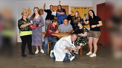 So schaut’s aus, wenn Chaos, Herzblut und jede Menge Spielfreude zusammenkommen – das Ensemble von ‚”Des wird nix – aber schai wird’s!‘“ (Bild: Bernd Riedlbauer)