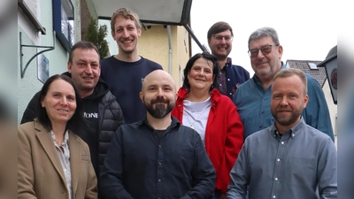 Veronika Baur (v.l.), Hans Fischer, Manuel Kraus, Miroslaw Zgrzendek, Martina Graf, Christopher Würz, Helmut Bauer und MdL Bernd Heinisch. (Bild: Michael Rabenhofer)