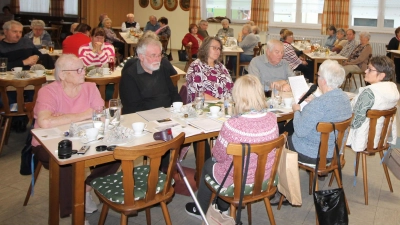 An die 50 Besucher waren zur Landvolk-Adventsfeier nach Preißach gekommen, darunter Bürgermeisterin Carmen Pepiuk und Pfarrer Edmund Prechtl. Rechts im Hintergrund das Oberbibracher Veeh-Harfen-Quartett. (Bild: Bernhard Piegsa)