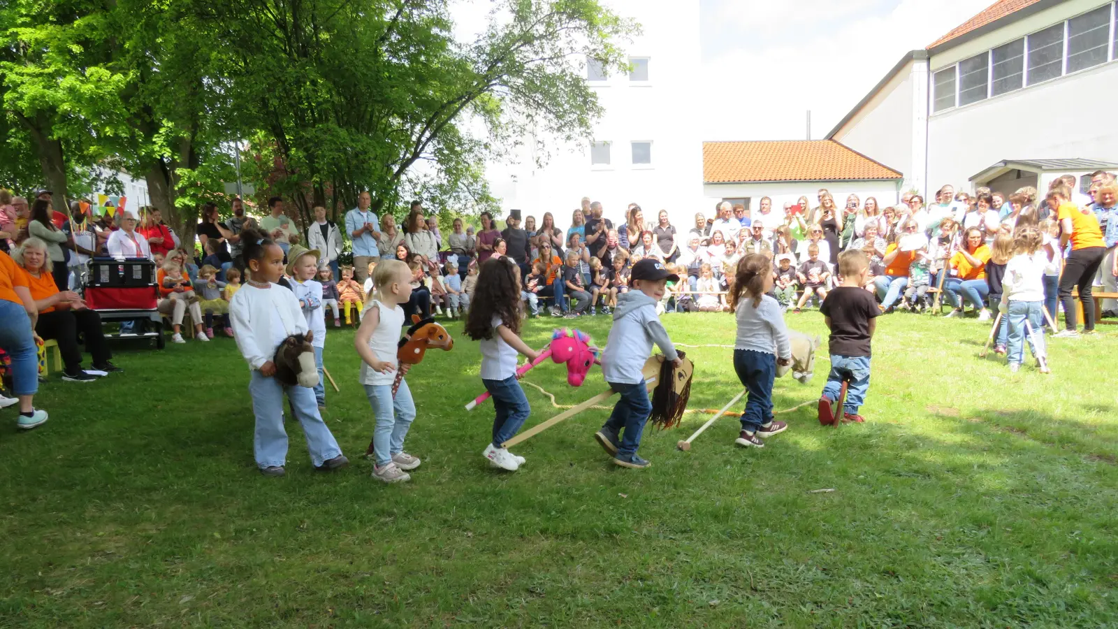 In die Mange in den Zirkus”Hoppsala” luden die Kinder beim Fest des Kindergartens Arche Noah die Gäste ein. (Bild: Johann Adam)