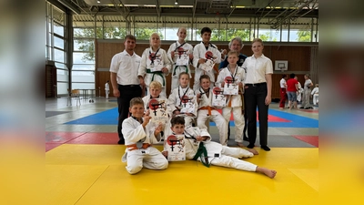 Die U13 mit den Ensdorfer Kampfrichtern (Bild: Lösch, Meiler)