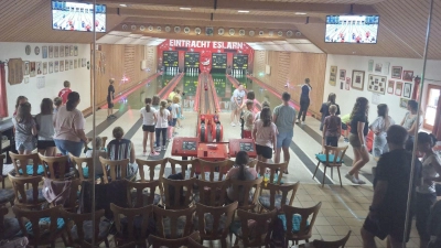 Beim Ferienprogramm eroberten 32 Kinder und Jugendliche die Vierbahnenanlage des Sportkegelclubs.  (Bild: Thomas Hacker)
