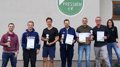 Die Pokalgewinner des Jubiläumsturniers mit Abteilungs- und Turnierleiterin Yvonne Eichenmüller (Bild: Michael Waldmann)