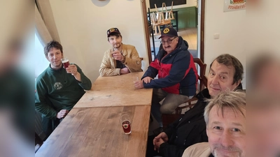 Das Gruppenbild zeigt von l. n. r.: Ludwig Koch vom Brauhaus Floß, Club-Präsidenten und Brauingenieur Sebastian Jokiel, Mitgliedschaftsbeauftragten Dr. Hans Jokiel, Lionsfreund Franz Göhl und 2. Vize-Präsidenten Markus Münchmeier. (Bild: Marco Wenzl)