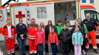 Besuchsgruppe der Kinderfeuerwehr Pleystein, zweite von links Jessica Krämer, Leiterin der BRK Bereitschaftsjugend Vohenstrauß (Bild: Heinrich Rewitzer)