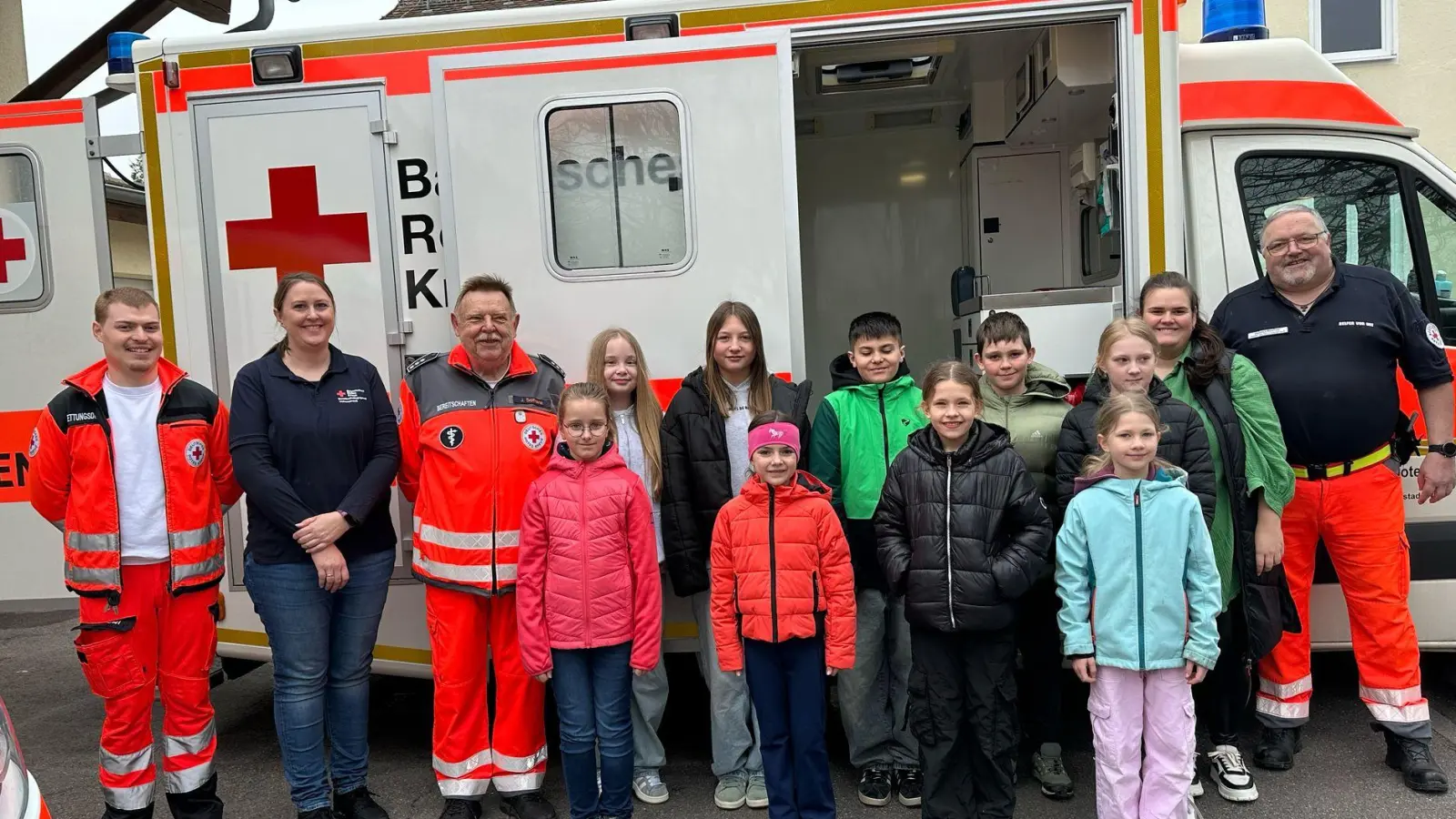Besuchsgruppe der Kinderfeuerwehr Pleystein, zweite von links Jessica Krämer, Leiterin der BRK Bereitschaftsjugend Vohenstrauß (Bild: Heinrich Rewitzer)