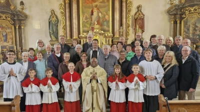 Die Ehejubilare aus Wutschdorf und Etsdorf vor dem Altar der Wutschdorfer Pfarrkirche. (Bild: Ina Piehler)