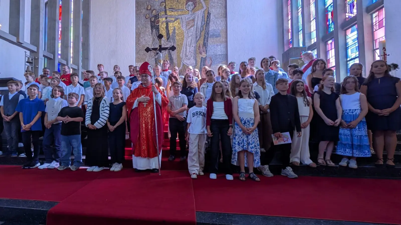 Kinder aus Schirmitz, Pirk und Michldorf empfangen das Sakrament der Firmung. (Bild: Franziska Hammer)