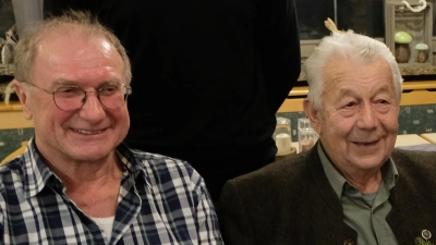 Jagdpächter Wolfgang Krapf (links) kann sich immer noch auf seinen Vorgänger Hans Max (rechts) bei der Ausübung der Jagd verlassen. (Bild: Fred Lehner)