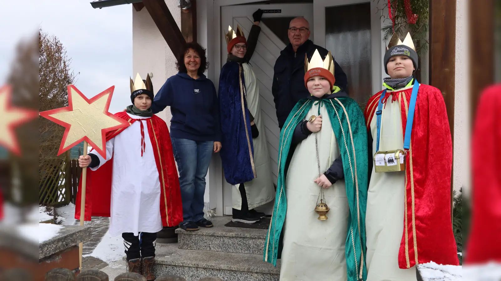 Zu einer der fünf Sternsingergruppen gehörten mit dem Engel und den Heiligen Drei Königen Simon Kopf (v.l.), Hanna Müllner, Simon Hollweck und Phillip Müllner. Gerade überbrachten sie den Segen bei Christa Bauer (2.v.l.) und Christian Bauer (4.v.l.). (Bild: Michael Rabenhofer)