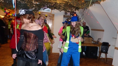 Vor allem die jungen Mädchen ließen sich von der m<Musik zum Tanz animieren (Bild: hme)