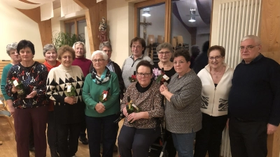 Neumitglieder und Geburtstagsjubilarinnen mit Vorsitzender Käthe Zientarra links und Pfarrer Wismeth rechts. (Bild: Rosmarie Schauer)