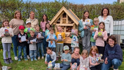 Stolze Gartenwichtel vor dem neuen Insektenhotel. (Bild: Stefanie Schenkel)