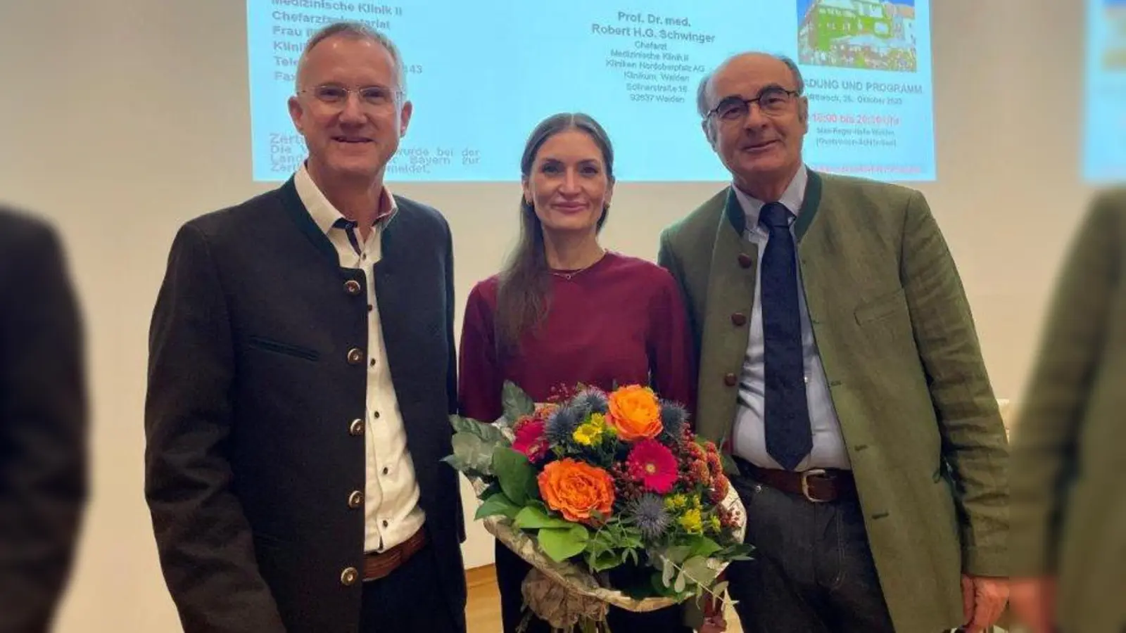 Prof. Dr. Sebastian Maier, Direktor der Kardiologie am St.-Elisabeth-Krankenhaus in Straubing, leitende Oberärztin MUDr. Jana Kropacek von der Kardiologie am Klinikum Weiden und Professor Dr. Robert H.G. Schwinger, Chefarzt der Kardiologie am Klinikum Weiden (von links), informierten niedergelassene Ärzte und andere Spezialisten über neuste Entwicklungen bei der Behandlung von Herzerkrankungen. (Bild: Friedrich Peterhans)