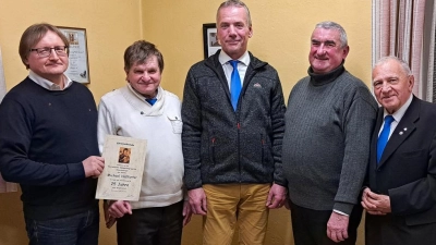 Michael Haßfurter (links) wurde für 25 Jahre treue Mitgliedschaft geehrt und Michael Preiss (Mitte) als neues Mitglied aufgenommen. Mit Bild Obmann Edmund Krämer (Zweiter von links), Pfarrer Alfons Kaufmann (Vierter von links) und Zentralpräses Josef Schwemmer (rechts). <br><br> (Bild: Uschold/exb)