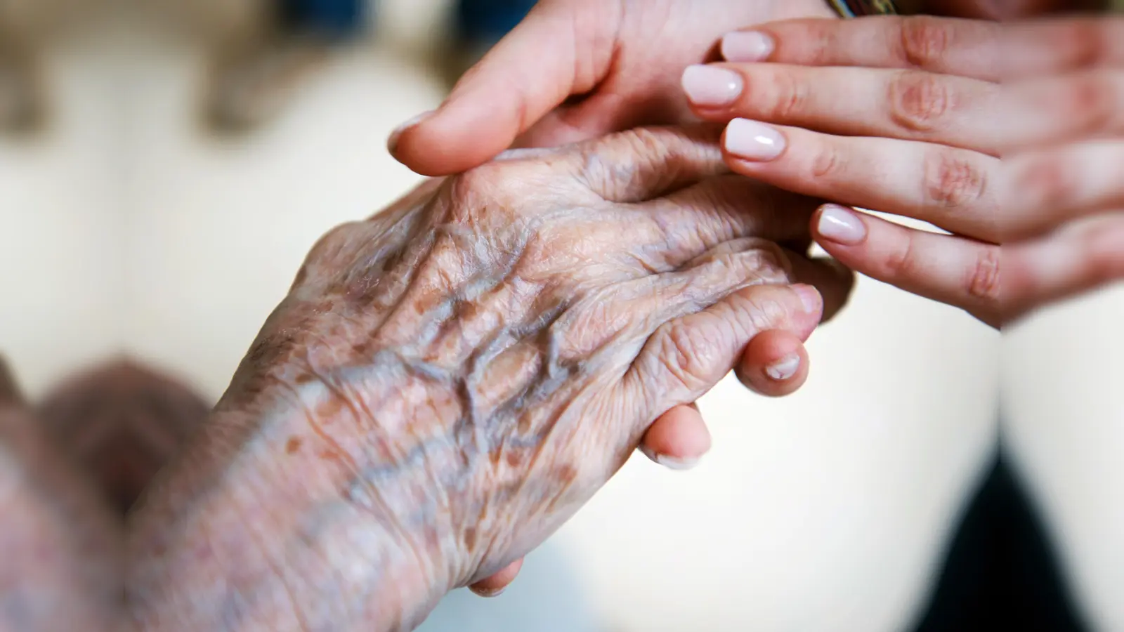 Manchmal brauchen auch die, die Menschen pflegen, Hilfe. (Bild: Christophe Gateau)