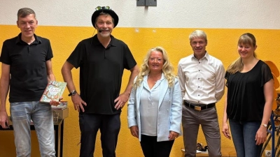 v. l. n. r. Buchhändler Ralf Volkert, Autor Oliver Pötzsch, Schulleitung Birgit Molitor, Bernd Windisch von der VR Bank und Lehrkraft Katharina Brandhuber. (Bild: Elena Pilhofer )
