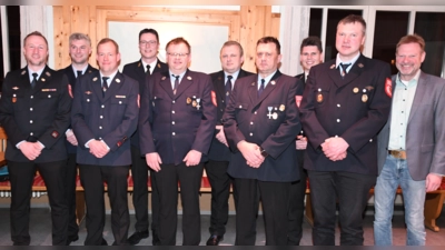 Die Vorstandschaft der FF Freudenberg-Wutschdorf (von links) mit Stefan Freundorfer, Manuel Schorner, Daniel Gietl, Armin Daubenmerkl, Martin Sollfrank, Franz Bauer, Robert Bauer, KBM Ernst Dominik, Thomas Schönberger, Bürgermeister Alwin Märkl. (Bild: Alfred Schorner)