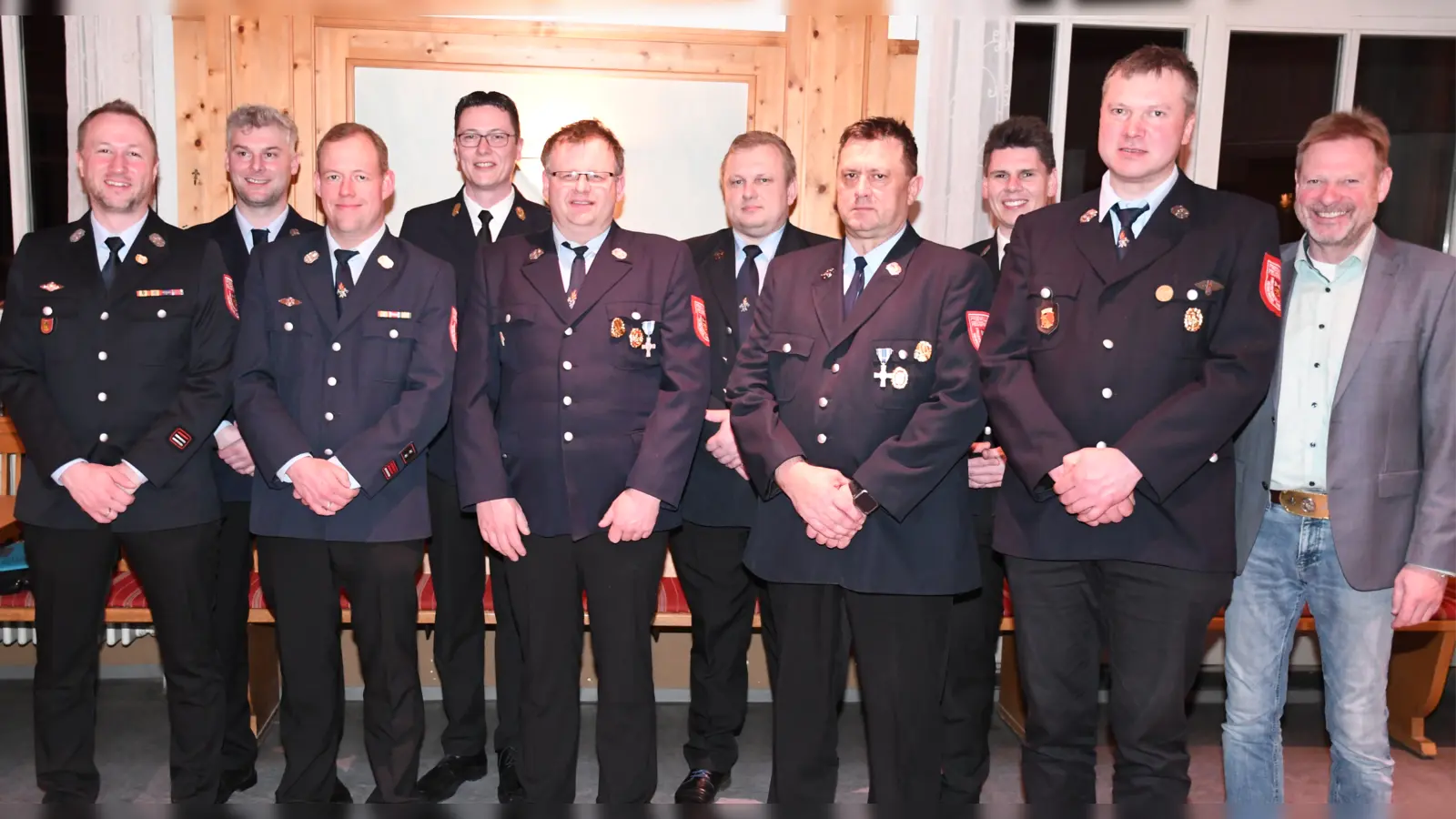 Die Vorstandschaft der FF Freudenberg-Wutschdorf (von links) mit Stefan Freundorfer, Manuel Schorner, Daniel Gietl, Armin Daubenmerkl, Martin Sollfrank, Franz Bauer, Robert Bauer, KBM Ernst Dominik, Thomas Schönberger, Bürgermeister Alwin Märkl. (Bild: Alfred Schorner)