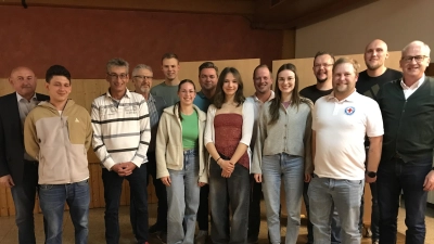 Neue Gesichter in vielen Vorstandschaften stellten sich dem Saal vor. Bürgermeister und HKA Vorsitzender Georg Götz freuen sich über so viel ehrenamtliches Engagement.  (Bild: Marianne Moosburger)