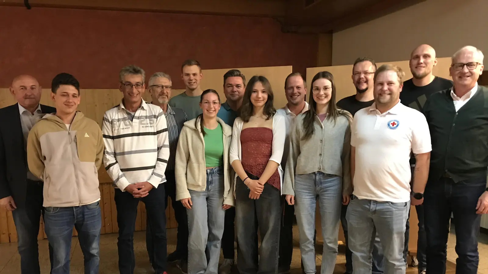 Neue Gesichter in vielen Vorstandschaften stellten sich dem Saal vor. Bürgermeister und HKA Vorsitzender Georg Götz freuen sich über so viel ehrenamtliches Engagement.  (Bild: Marianne Moosburger)