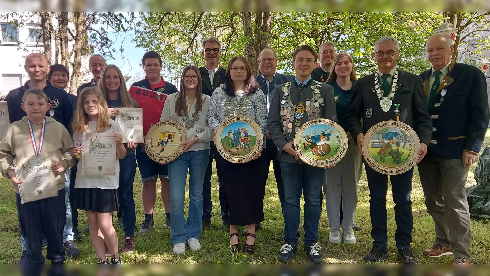 Die neuen Würdenträger des Gaues Amberg von links Alexej Urbanovic, Kaelin Pellican, Christine Lehmeier, Michelle Wing, Herbert Lehmeier, Hannah Ludwig, Nils Schlauch, Viktoria Liegl, Gauschützenmeister Stefan Koller, Miriam Lobenhofer, Tobias Heidl, Dr. Sebastian Grabowski, Michael Schübel, Emely Dotzler, Günter Heidl und Josef Böller. (Bild: Renate Daller)
