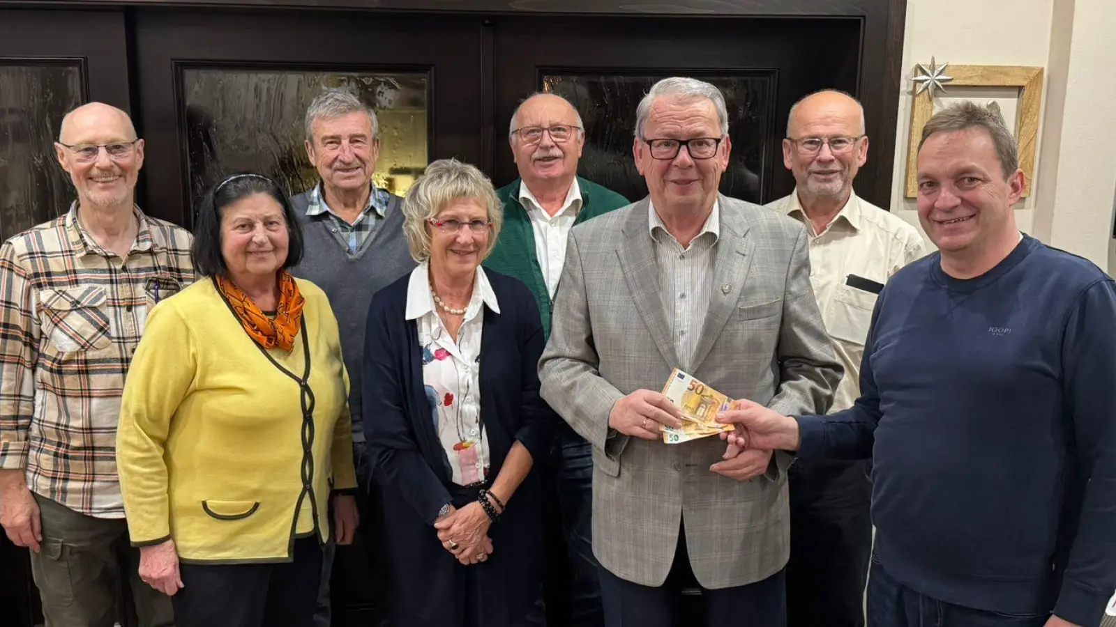 Vorsitzender Stefan Sauerer (rechts) überreichte dem Storchenbetreuer Karl Beer eine großzügige Spende. Foto: Fremdenverkehrsverein. (Bild: Karl Beer)