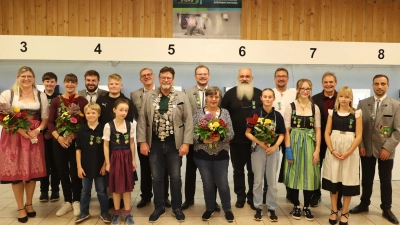 Die neuen Hoheiten der SG Vilstal Rieden mit Schützenkönig Dieter Teich (9.v.l.), Schützenliesl Monika Walz (11. v.l.) und den Jugendhoheiten, Lichthoheiten, Rittern, Zofen und Vereinsverantwortlichen sowie Zweitem Bürgermeister Josef Weinfurtner (3.v.r.) (Bild: Michael Rabenhofer)