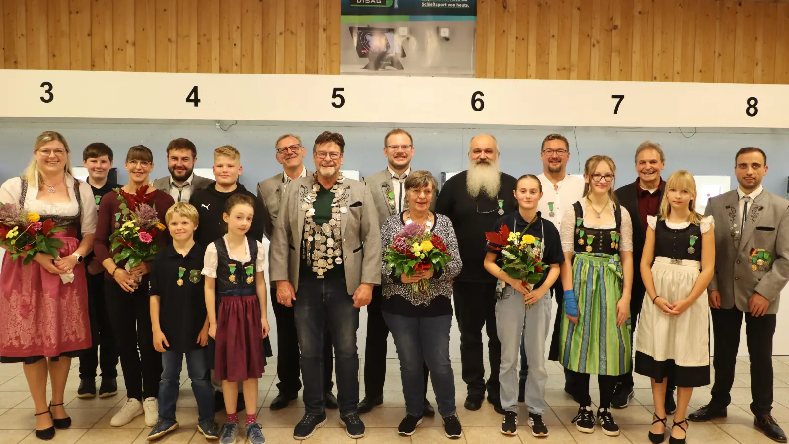 Die neuen Hoheiten der SG Vilstal Rieden mit Schützenkönig Dieter Teich (9.v.l.), Schützenliesl Monika Walz (11. v.l.) und den Jugendhoheiten, Lichthoheiten, Rittern, Zofen und Vereinsverantwortlichen sowie Zweitem Bürgermeister Josef Weinfurtner (3.v.r.) (Bild: Michael Rabenhofer)