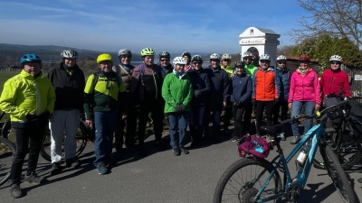 Teilnehmer der Radtour der Tourist-Info Konnersreuth mit Fahrradguide Richard Schiedeck, dritter von links. (Bild: Michaela Günthner)