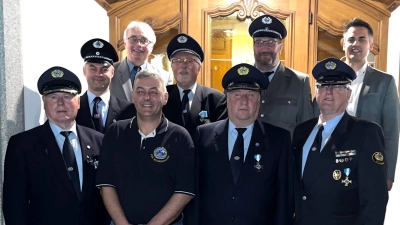 Die neu Gewählten mit Peter Breitschafter (vorne 2. von rechts), Helmut Kramer (Vorne rechts) und Günter Zwack (3. von rechts).  (Bild: Josef Hauer)