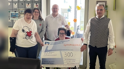 Übergabe der Spende an die Vertreter der Wohngruppe St. Benedikt (Bild: Karlheinz Budnik)