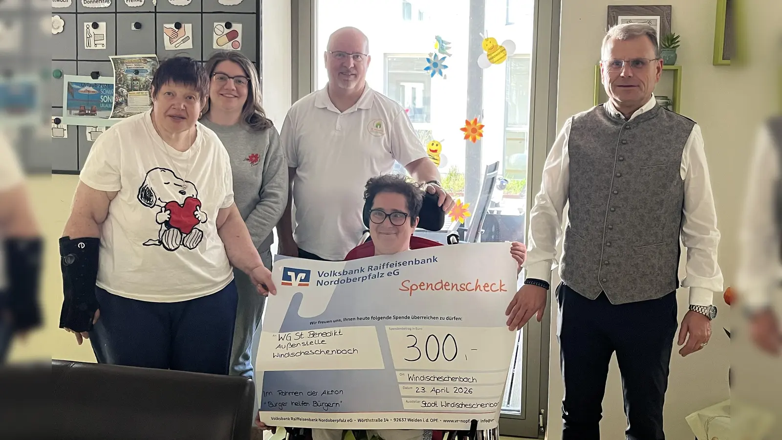 Übergabe der Spende an die Vertreter der Wohngruppe St. Benedikt (Bild: Karlheinz Budnik)