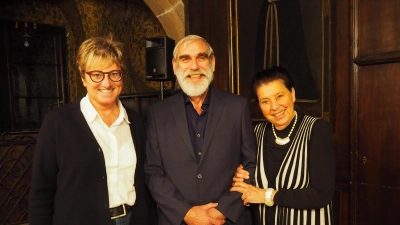 der Referent des Abends Dr. Klaus-Dieter Herbst (Mitte) zusammen mit Dr. Uta Doenitz (Vertreterin des Veranstalters) und Kulturamtsleiterin der Stadt Weiden Sabine Guhl (Bild: Siegfried Bühner)