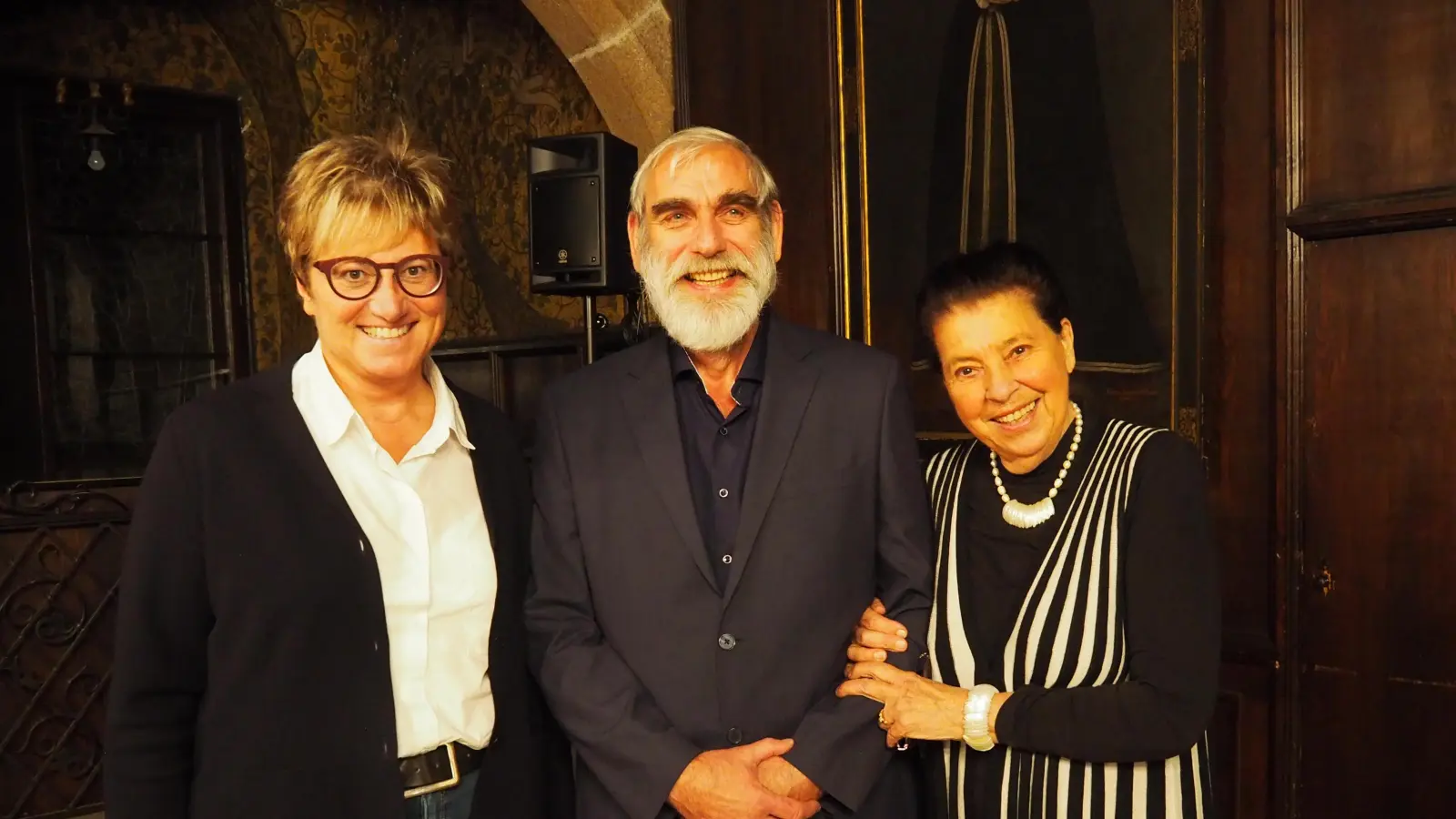 der Referent des Abends Dr. Klaus-Dieter Herbst (Mitte) zusammen mit Dr. Uta Doenitz (Vertreterin des Veranstalters) und Kulturamtsleiterin der Stadt Weiden Sabine Guhl (Bild: Siegfried Bühner)