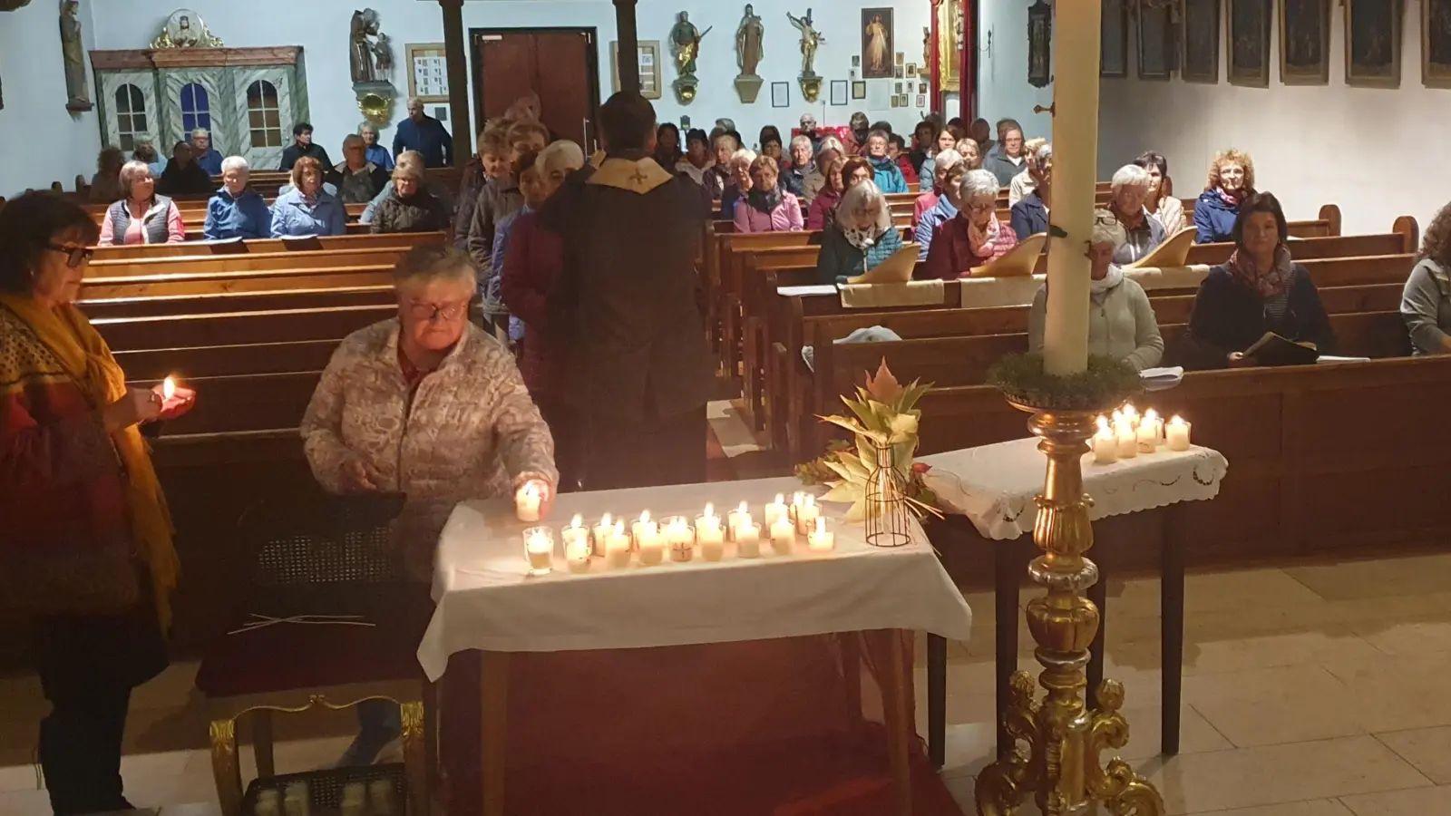Jede Besucherin und jeder Besucher nutzt gerne die Gelegenheit und zündet eine Kerze für die Kinder an, denen das Gebet gilt. Im September spendete zudem Stadtpfarrer Thomas Kopp den Einzelsegen. (Bild: Martin Staffe)