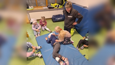  Die Erstehilfekurs-Leiterin Kerstin Ehmann gab Anleitung und die Kinder waren voll bei der Sache und machten es sehr genau nach.<br> (Bild: Anita Wittmann)