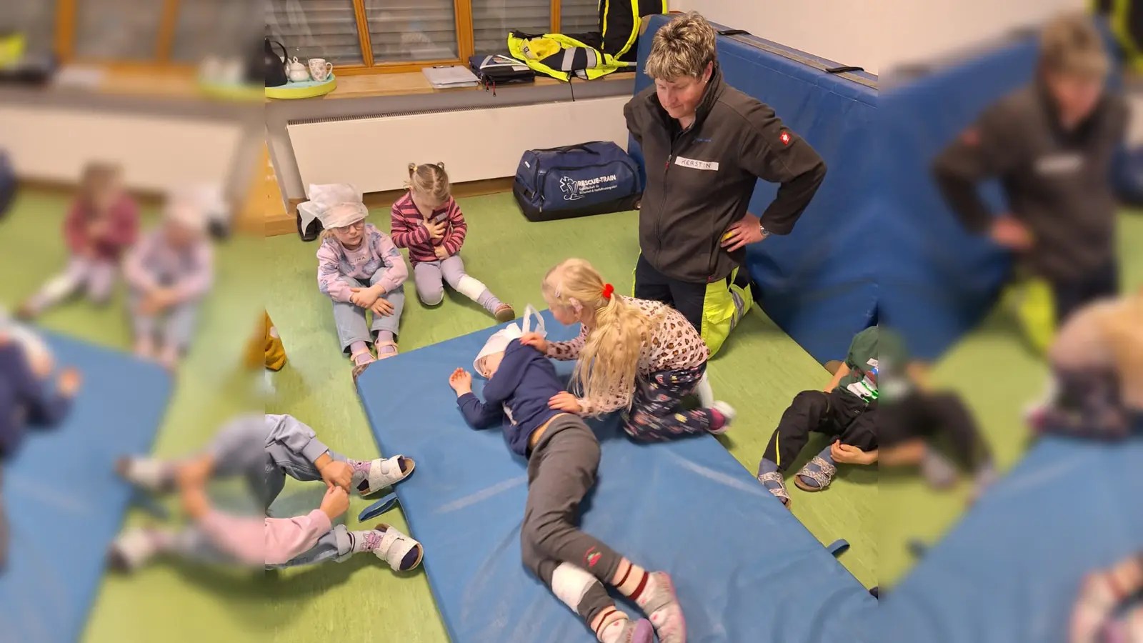  Die Erstehilfekurs-Leiterin Kerstin Ehmann gab Anleitung und die Kinder waren voll bei der Sache und machten es sehr genau nach.<br> (Bild: Anita Wittmann)