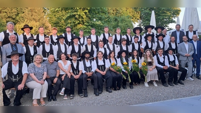Mit besten Wünschen entließen die Obermeister, stellvertretender Landrat Hans Prechtl, Bürgermeister Peter von der Sitt (Schwandorf), der Vorsitzende des Prüfungsausschusses, Andreas Drexler, mit allen Ehrengästen die freigesprochenen Lehrlinge in das weitere Berufsleben.  (Bild: Rudolf Hirsch )
