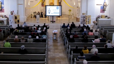 Zahlreiche Besucherinnen und Besucher verfolgten die Eröffnung der Ausstellung „700 Jahre Pfarrei Waidhaus” in der Pfarrkirche St. Emmeram. (Bild: Karl-Heinz Zintl)