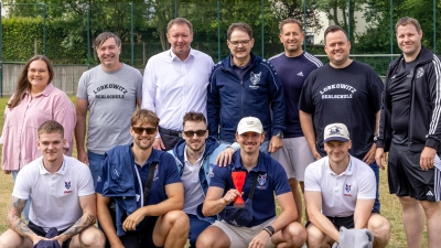 Gruppenfoto der Kooperationspartner: (Verbindungs-)Lehrkräfte und Schulleitung der Lobkowitz-Realschule und die Vertreter der Blue Devils Weiden (Bild: Emely Reis)