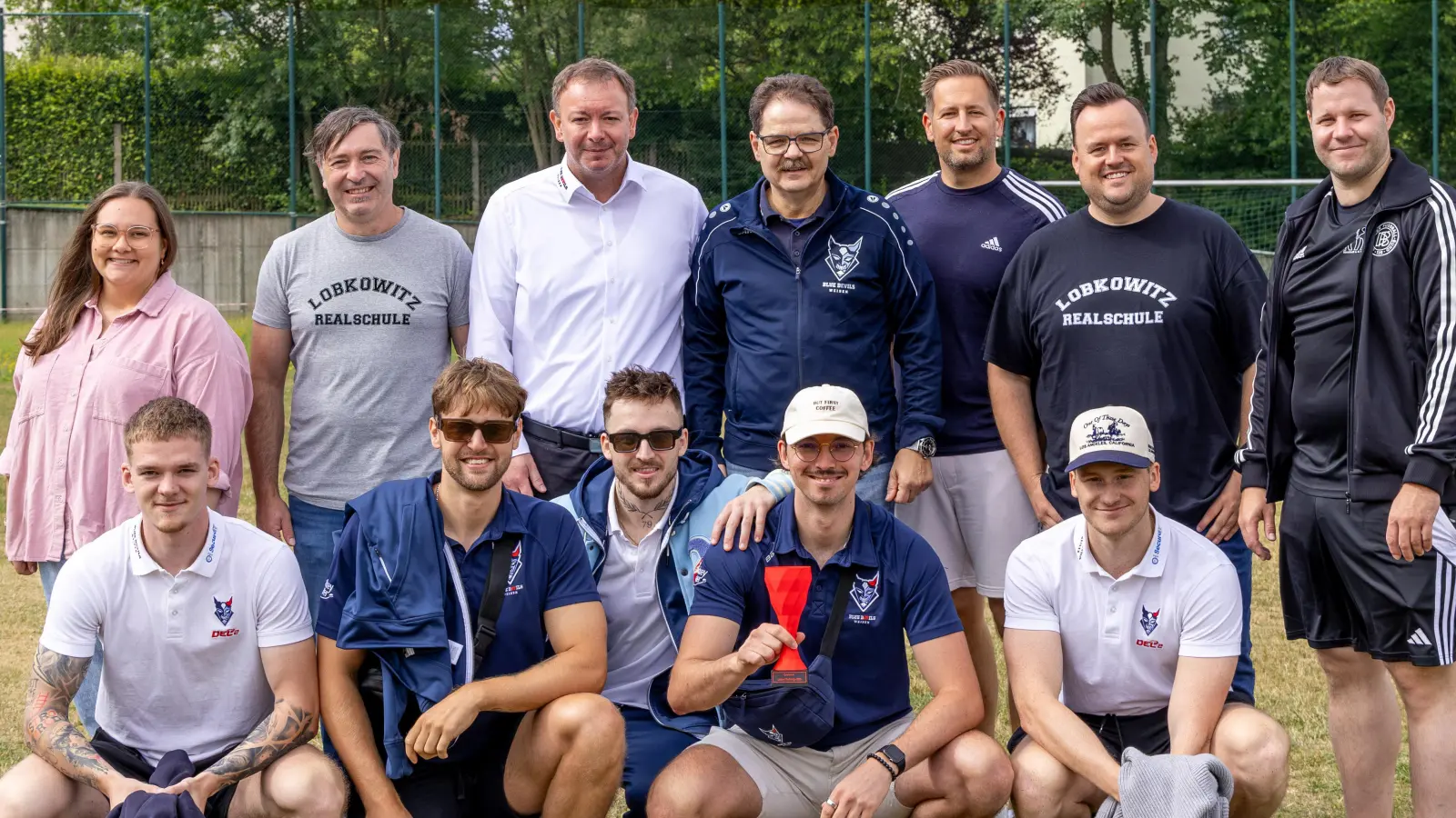 Gruppenfoto der Kooperationspartner: (Verbindungs-)Lehrkräfte und Schulleitung der Lobkowitz-Realschule und die Vertreter der Blue Devils Weiden (Bild: Emely Reis)