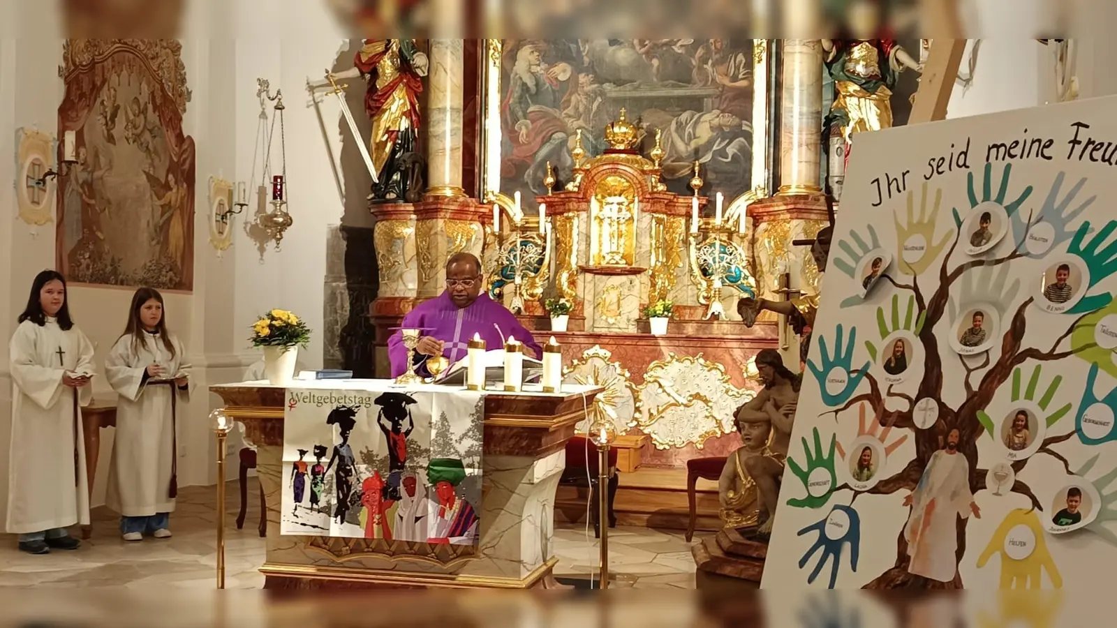 Pfarrer Gudapati zelebriert den Gottesdienst mit Texten aus Nigeria  (Bild: Tanja Wendl)