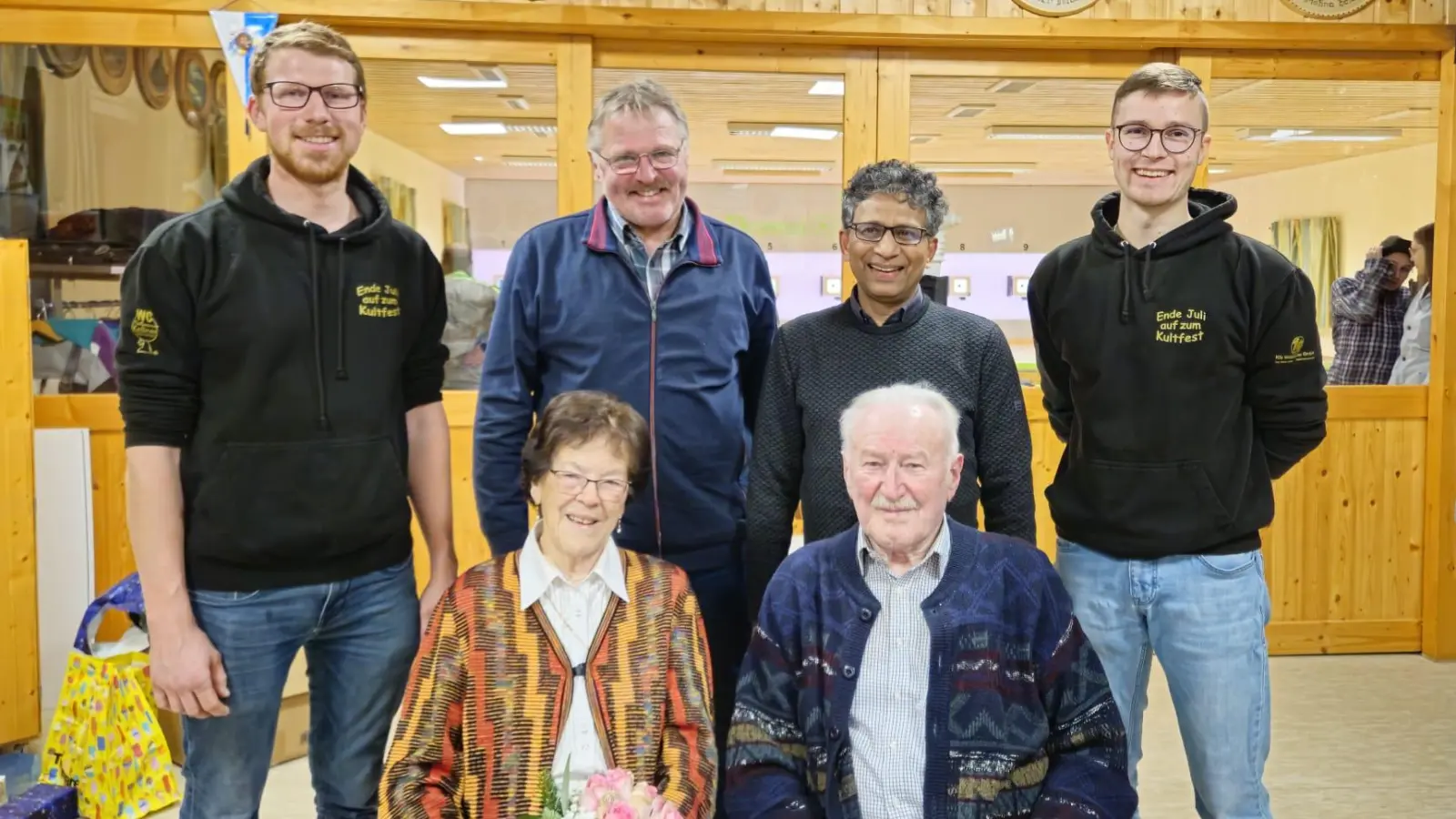 Auf dem Foto (Verantwortlicher: Michael Striegl) sind zu sehen: hinten Paulus Kellner (KLJB), Hans Bayerl (Stadtrat), Pater Joseph (kath. Pfarrgemeinde), Michael Striegl (KLJB). vorne die beiden ältesten Anwesenden Rita Anzer und Hans Eckl. (Bild: Michael Striegl)