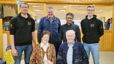 Auf dem Foto (Verantwortlicher: Michael Striegl) sind zu sehen: hinten Paulus Kellner (KLJB), Hans Bayerl (Stadtrat), Pater Joseph (kath. Pfarrgemeinde), Michael Striegl (KLJB). vorne die beiden ältesten Anwesenden Rita Anzer und Hans Eckl. (Bild: Michael Striegl)