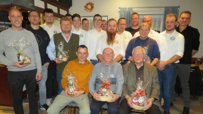 Die neu gewählte Vorstandschaft mit den Geehrten. Josef Schieder und Oskar Greiner (sitzend von rechts) halten dem Verein seit 60 Jahren die Treue.  (Bild: Johann Adam)