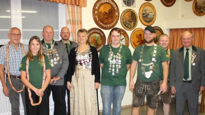 So ist's ideal: Schützenmeister Hans Hey (Dritter von links vor zweitem Schützenmeister Matthias Ripper) sicherte sich heuer auch die Preißacher Luftgewehr-Königskette. Mit ihm „regieren” Schützenliesl Stefanie Henfling, Jugendkönig Elias Schlicht, Luftpistolenkönig Andreas Kümmel (Fünfte bis Dritter von rechts) sowie Vizekönig Albert Fenzl, Vizejugendkönigin Ida Ripper (von links), Vizeluftpistolenkönig Lukas Baumann (Zweiter von rechts neben Vorsitzendem Max Wagner) und Vizeliesl Silvia Lehner (nicht auf dem Bild). (Bild: Bernhard Piegsa)